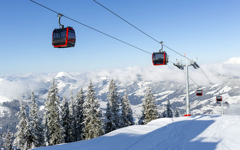 Télécabines au-dessus des pistes de ski de Kitzbühel