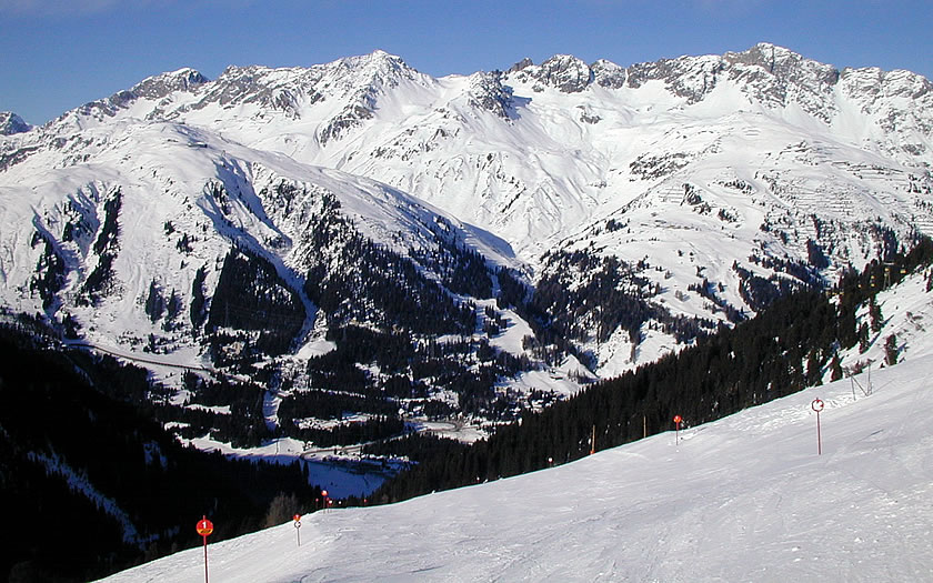 Vue depuis le principal domaine skiable de Sankt Anton, de l'autre côté de la vallée, aux remontées mécaniques de Rendl